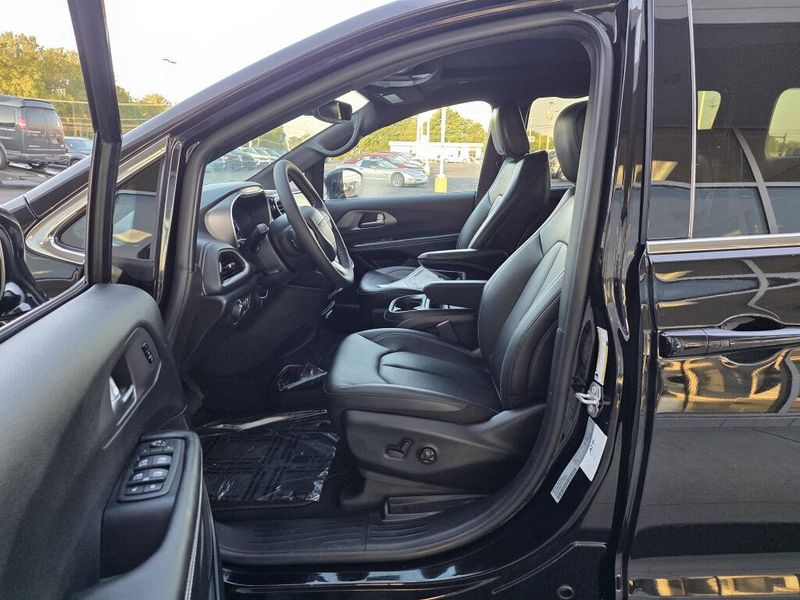 New 2027 Chrysler Pacifica Select