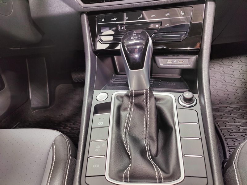Used 2025 Volkswagen Jetta SE w/SunroofImage 21