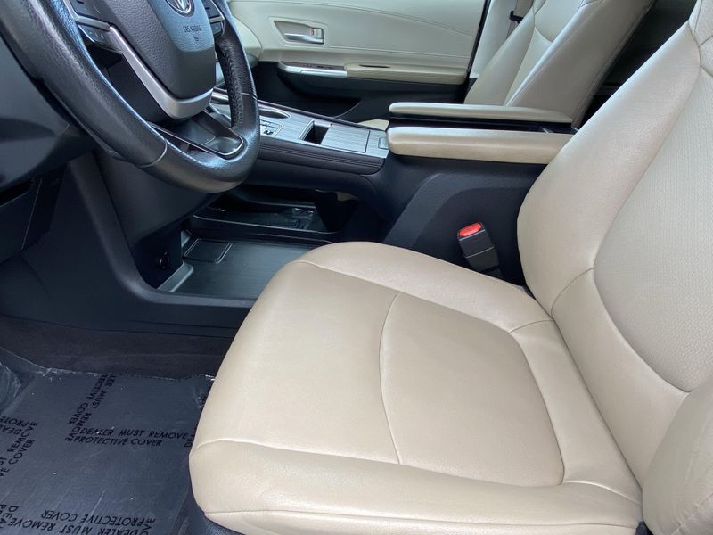 2023 Toyota Sienna XLEImage 19
