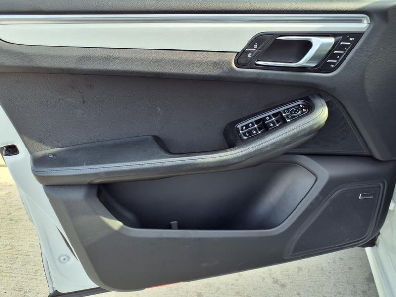 2021 Porsche Macan TurboImage 20