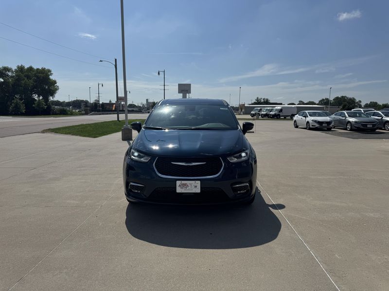 New 2025 Chrysler Pacifica SelectImage 3