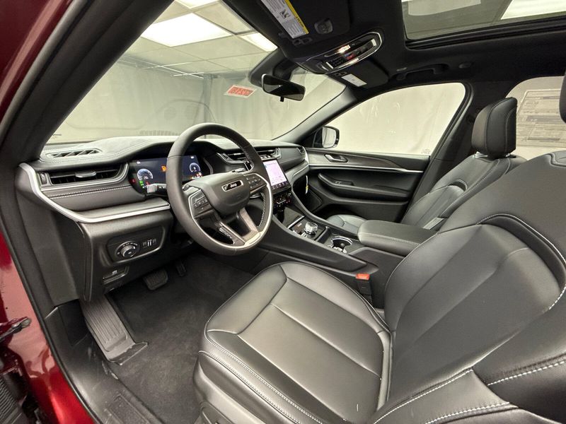 New 2025 Jeep Grand Cherokee Limited 4x4Image 9