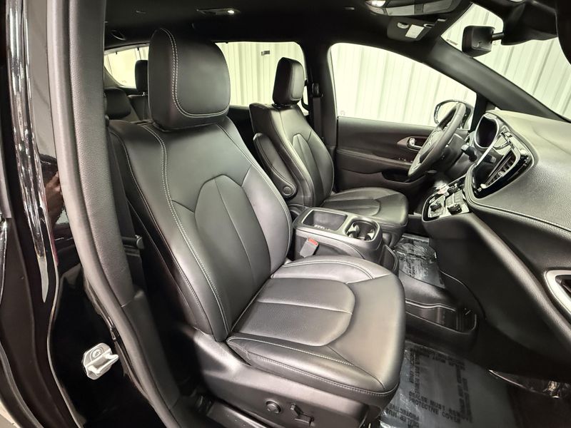 Used 2025 Chrysler Pacifica SelectImage 10