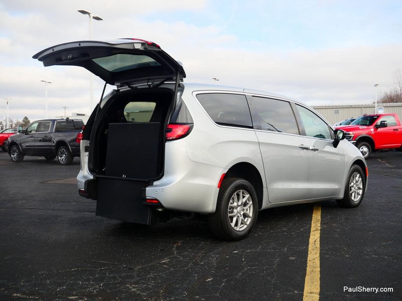 New 2026 Chrysler Pacifica Select