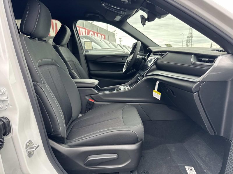 New 2026 Jeep Grand Cherokee Laredo 4x2