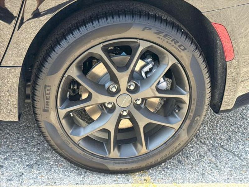 New 2027 Chrysler Pacifica Limited Awd