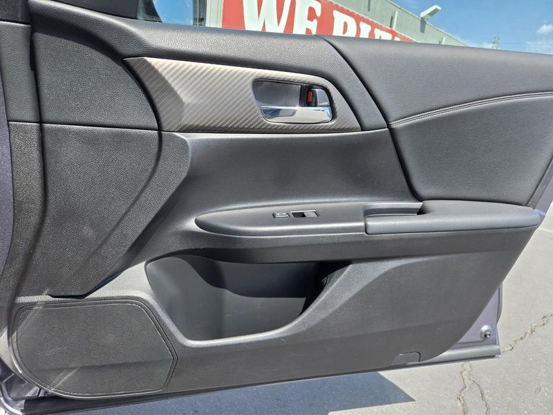 2017 Honda HR-V LX photo 29