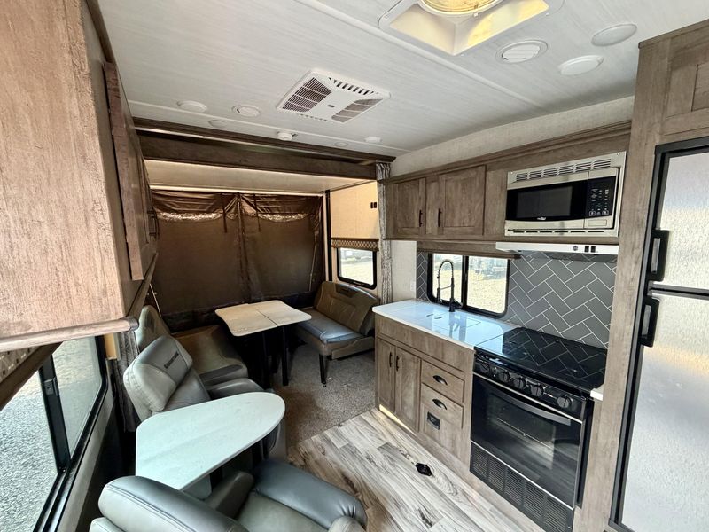 Used 2021 FOREST RIVER SANDSTORM 245GSLC Image 6