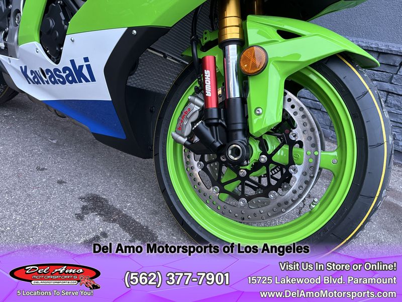 2024 Kawasaki ZX1002LRFBL-GN2  in a LIME GREEN/PEARL CRYSTAL WHITE/BLUE exterior color. Del Amo Motorsports of Los Angeles (562) 262-9181 delamomotorsports.com 