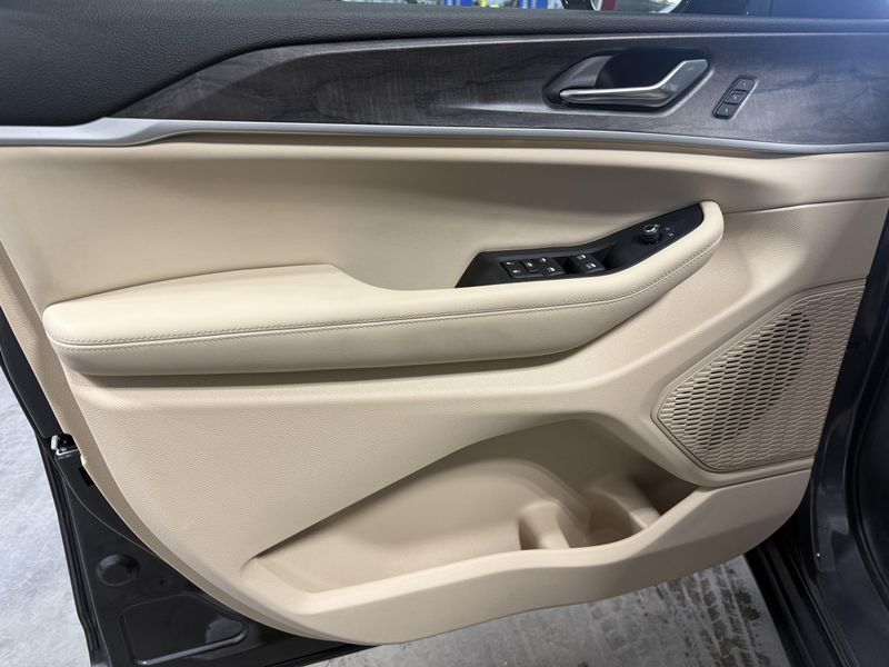 Used 2025 Jeep Grand Cherokee L LimitedImage 19