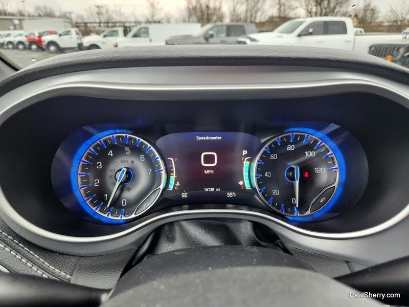 Used 2024 Chrysler Pacifica Touring