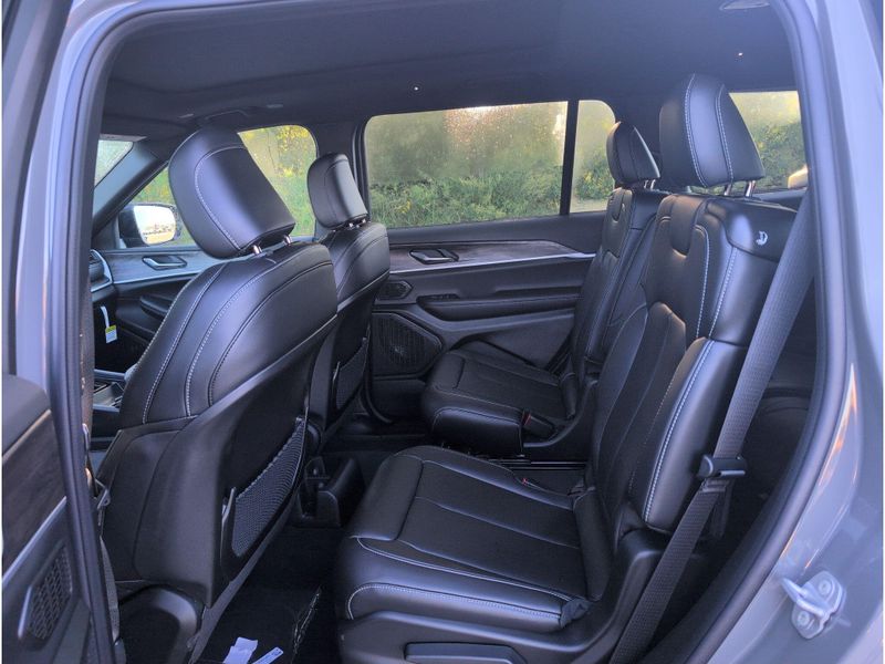 New 2027 Jeep Grand Cherokee L Limited 4x2Image 29