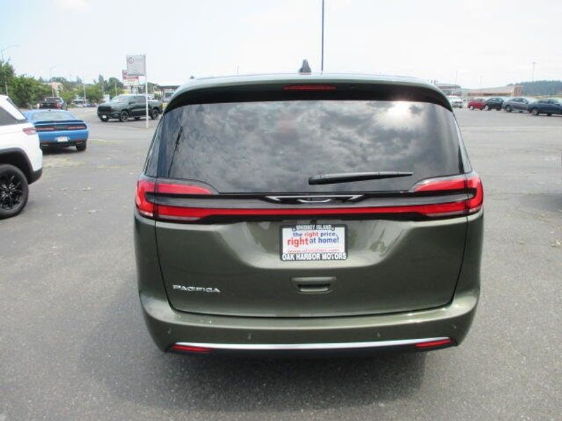 New 2027 Chrysler Pacifica SelectImage 9