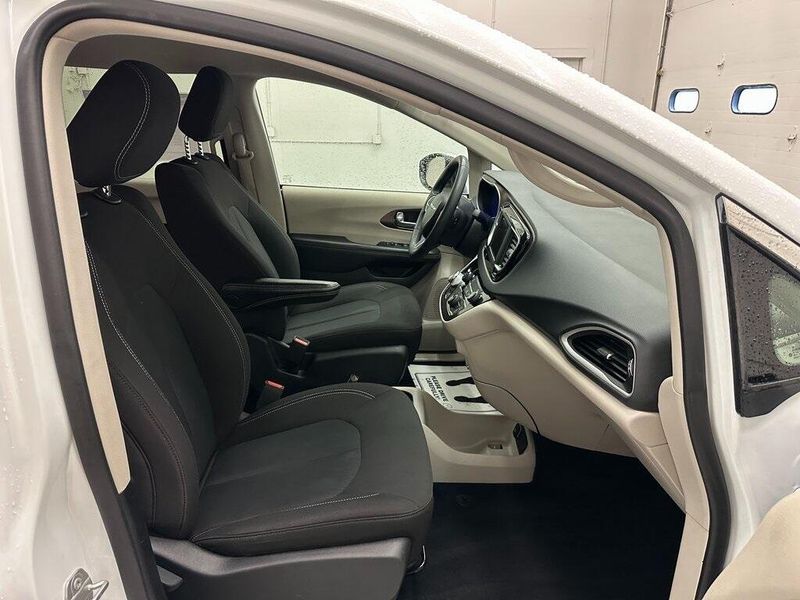 2022 Chrysler Voyager LXImage 27