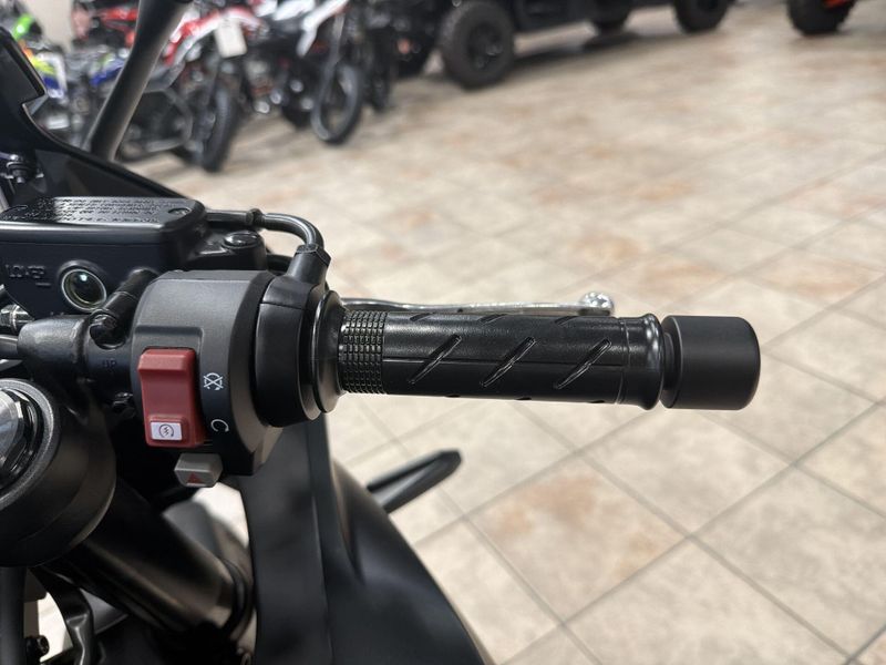 New 2026 Honda CBR650R E-CLUTCH Image 24