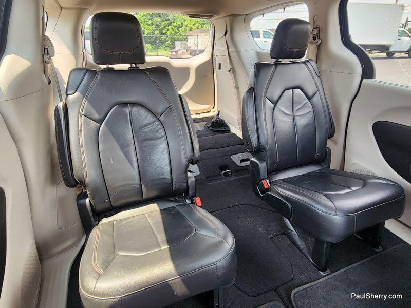 2017 Chrysler Pacifica Touring L photo 3