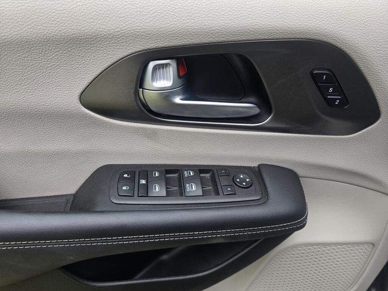 2023 Chrysler Pacifica Touring L photo 12