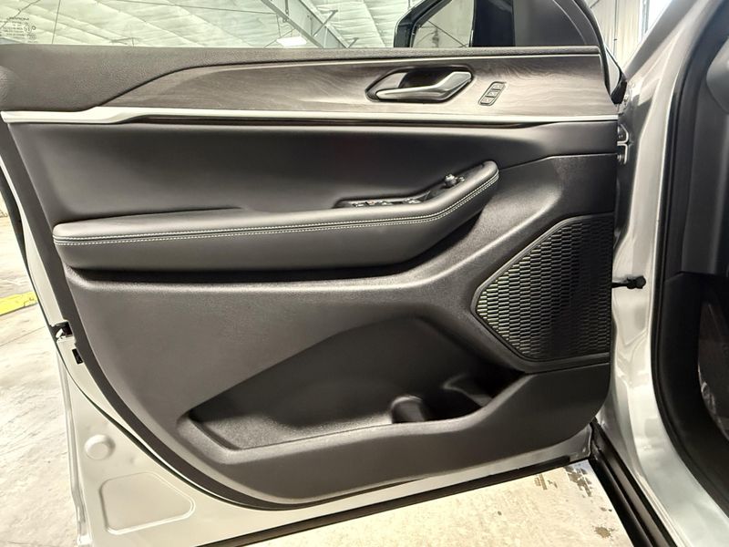 New 2025 Jeep Grand Cherokee Limited 4x4Image 23