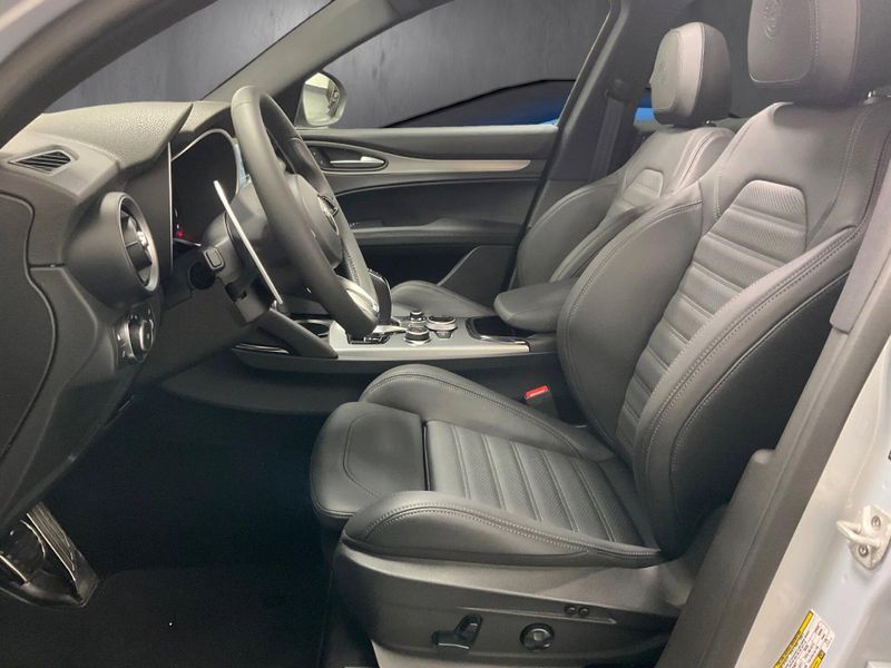 New 2025 Alfa Romeo Stelvio AwdImage 4