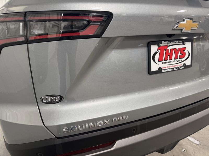 2025 Chevrolet Equinox LT photo 3