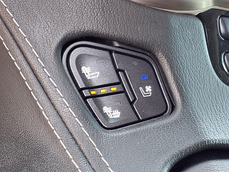 Used 2017 GMC Yukon DenaliImage 10