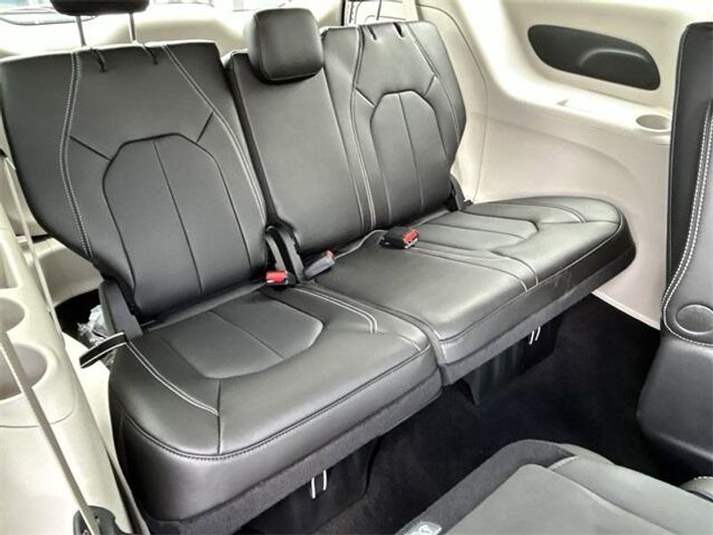 New 2024 Chrysler Pacifica Plug-in Hybrid SelectImage 15