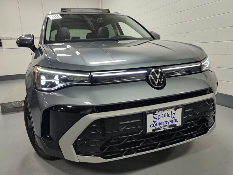 Used 2025 Volkswagen Taos SEL AWD w/Sunroof/NavImage 2