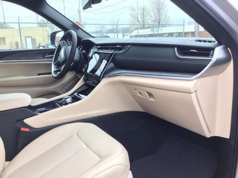 New 2025 Jeep Grand Cherokee Limited 4x2Image 16