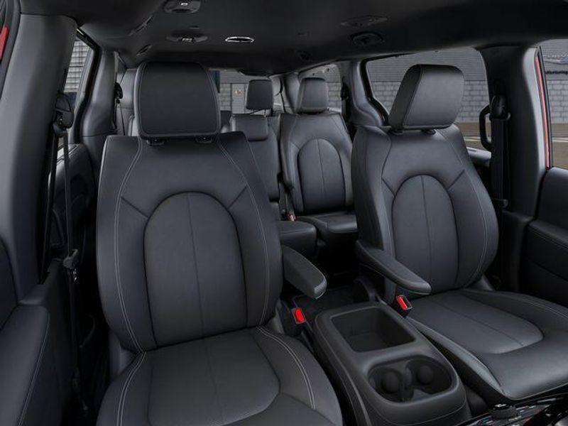 New 2027 Chrysler Pacifica SelectImage 16
