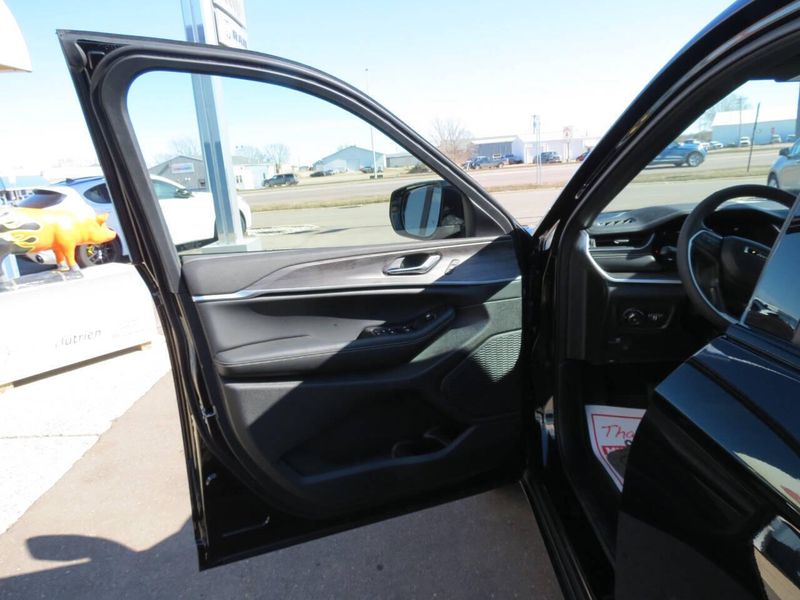 2025 Jeep Grand Cherokee L Limited 4x4Image 9