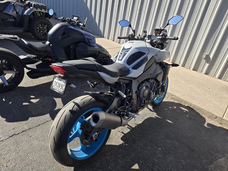 USED 2025 YAMAHA MT10 Image 6