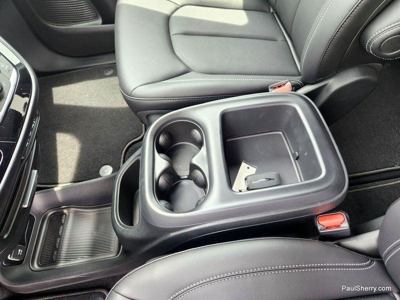 New 2025 Chrysler Voyager LxImage 28
