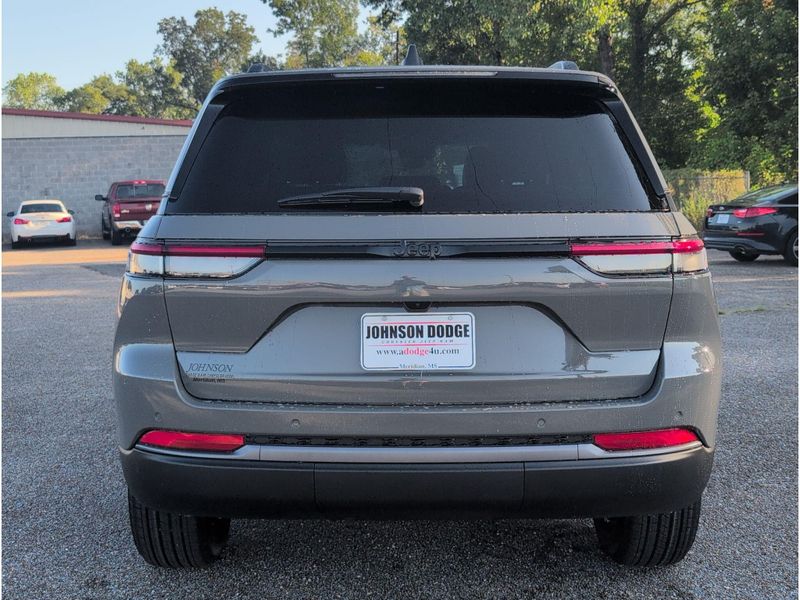 New 2027 Jeep Grand Cherokee Laredo AltitudeImage 4