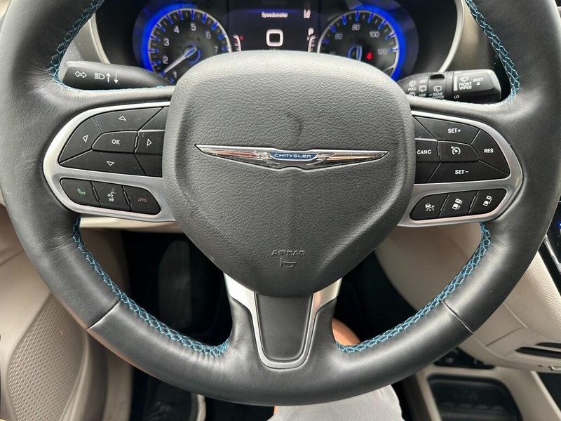 2021 Chrysler Pacifica Touring LImage 3