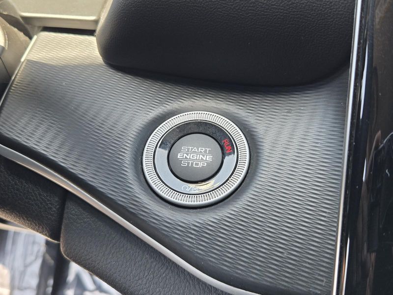 Used 2023 Jeep Grand Cherokee Laredo 4x2