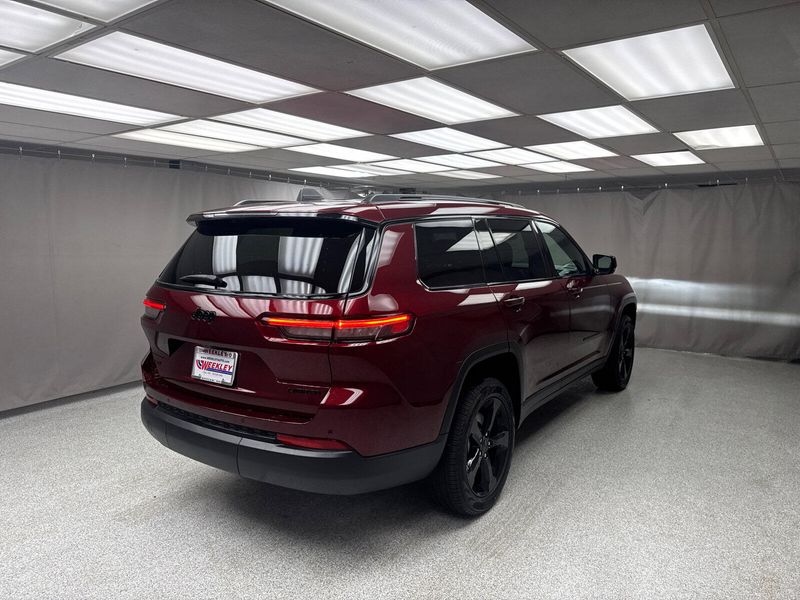2025 Jeep Grand Cherokee L Limited 4x4Image 3