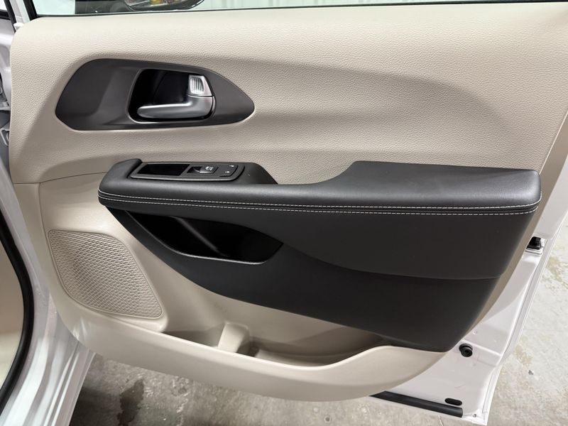 Used 2024 Chrysler Pacifica Touring LImage 9