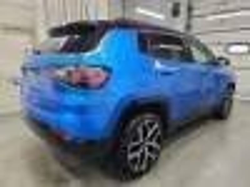 Used 2025 Jeep Compass Limited 4x4 4dr SUVImage 4
