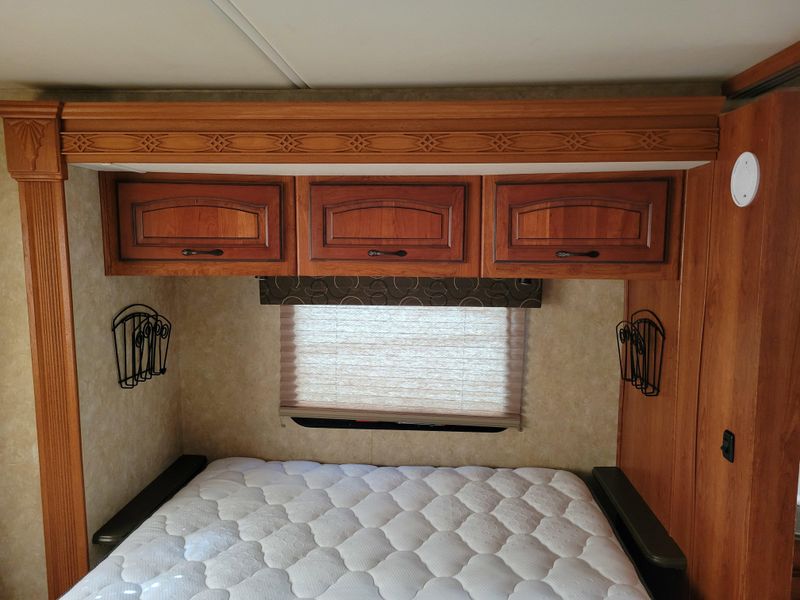 Used 2011 COACHMAN BY FOREST R ENCOUNTER 37-TZ Image 23