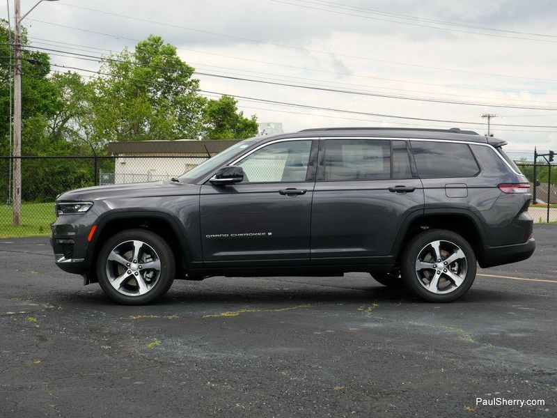 2025 Jeep Grand Cherokee L Limited 4x4Image 9
