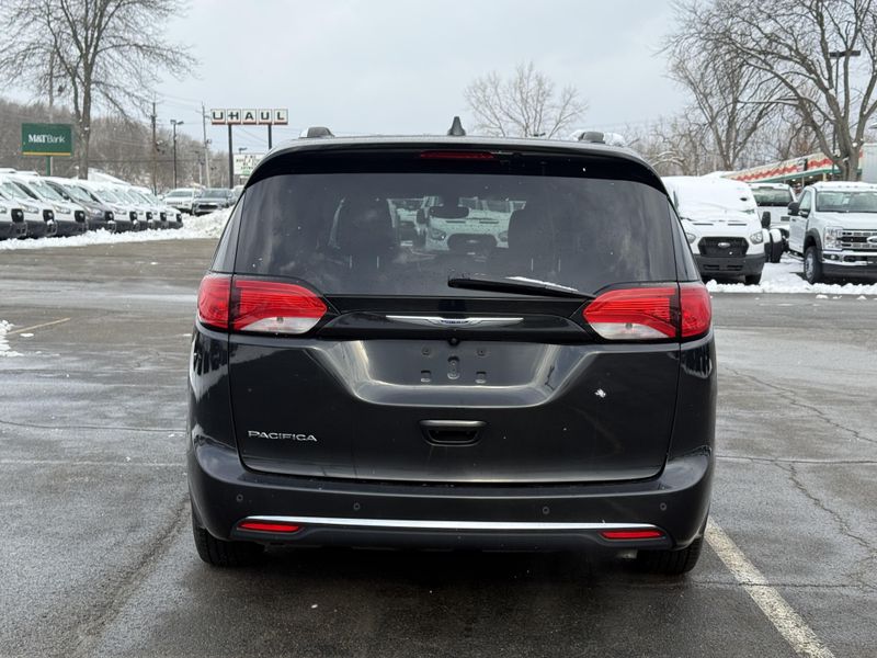 2019 Chrysler Pacifica Touring L photo 3
