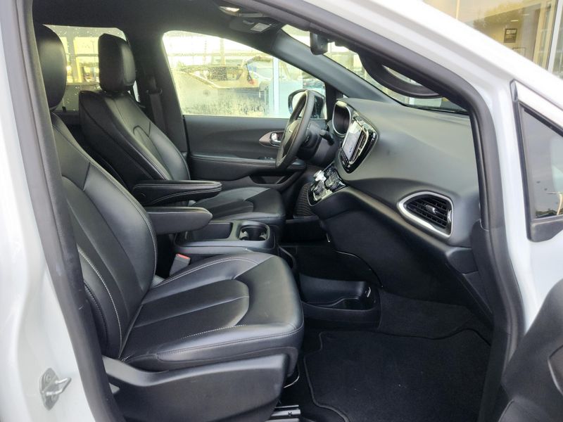 Used 2025 Chrysler Pacifica Select