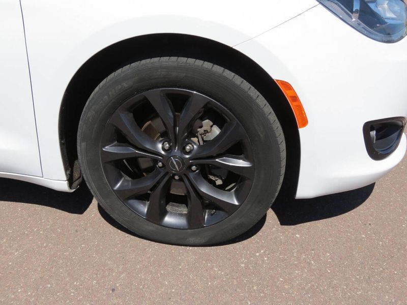 Used 2020 Chrysler Pacifica Touring 4dr Mini VanImage 10