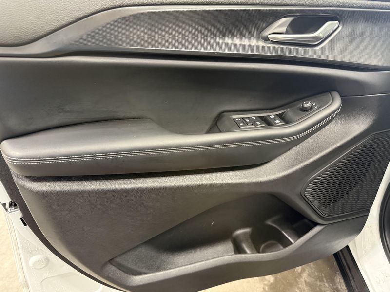 Used 2025 Jeep Grand Cherokee L LaredoImage 18
