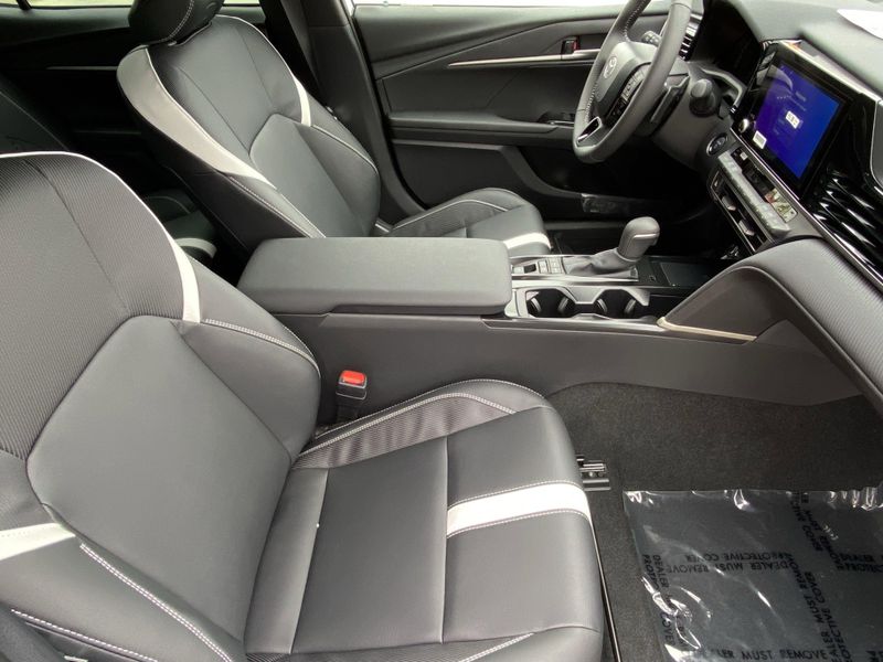 New 2025 Toyota Camry SEImage 10