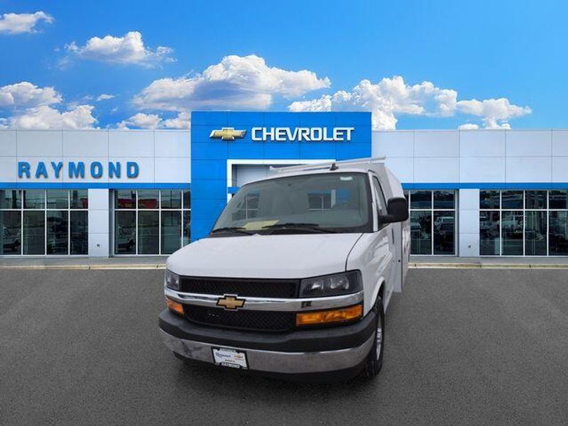 New 2025 Chevrolet Express 3500 Work VanImage 8