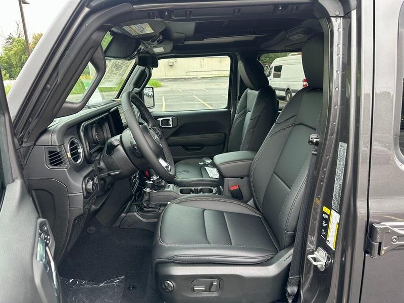 2025 Jeep Wrangler 4-door SaharaImage 12