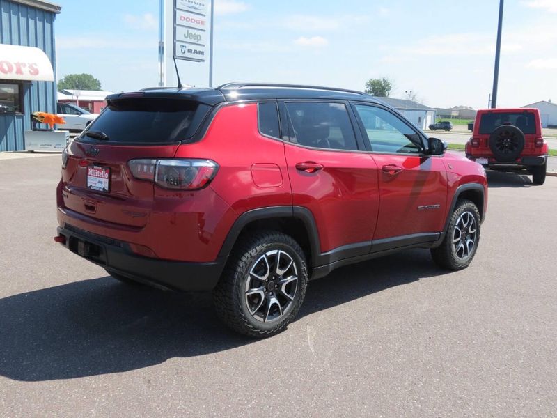 Used 2025 Jeep Compass Trailhawk 4x4 4dr SUVImage 4