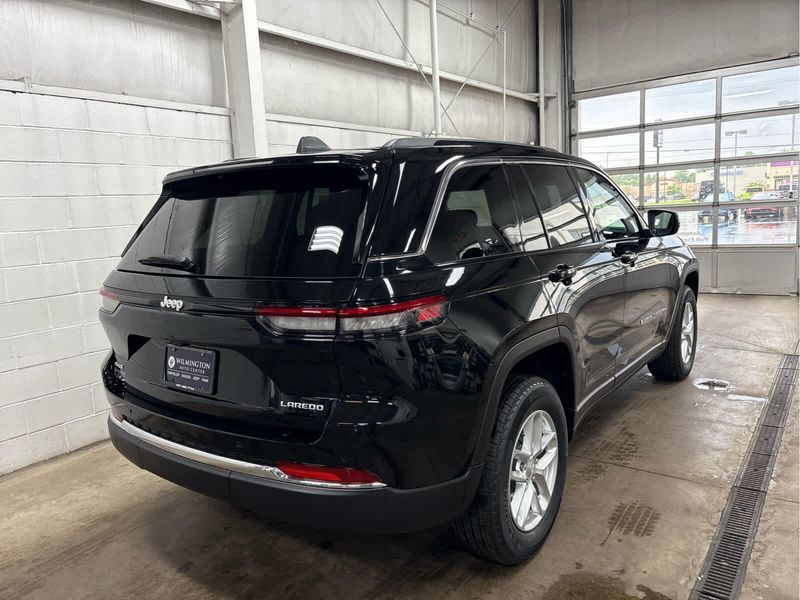2025 Jeep Grand Cherokee Laredo photo 4