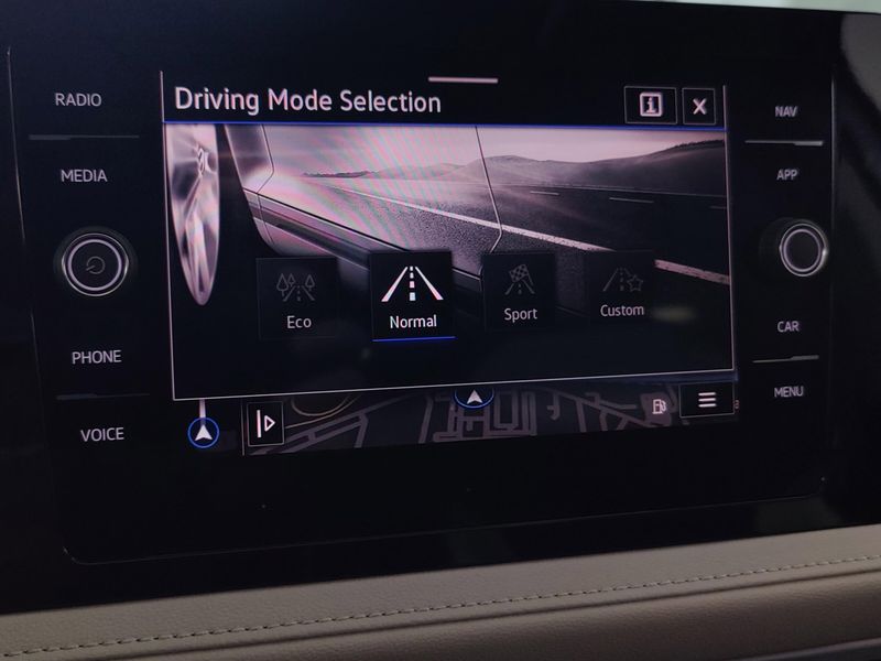 Used 2025 Volkswagen Taos SEL AWD w/Sunroof/NavImage 21